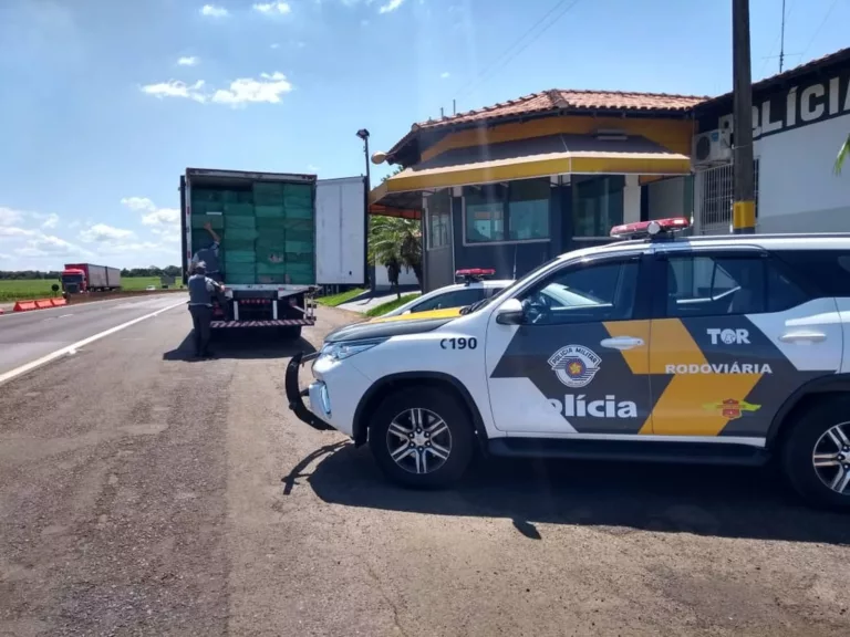 Homem é preso ao transportar cigarros contrabandeados e falsificar nota fiscal em Ourinhos — Foto: Divulgação/Polícia Rodoviária