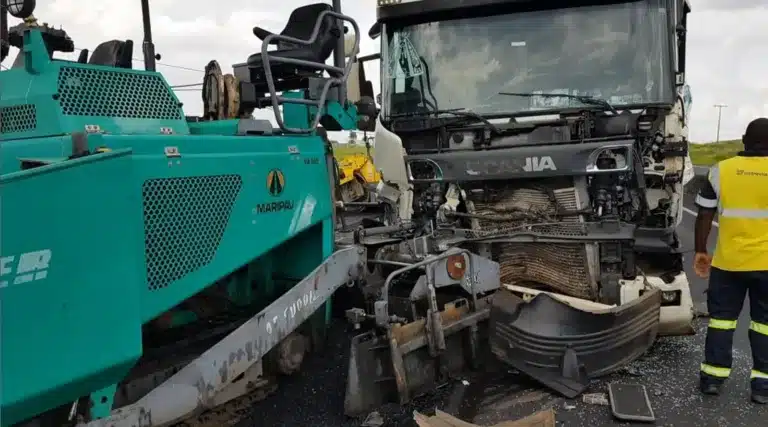 Caminhão carregado com açúcar atinge máquina de recape na SP-333 em Marília — Foto: Alcyr Netto/TV TEM