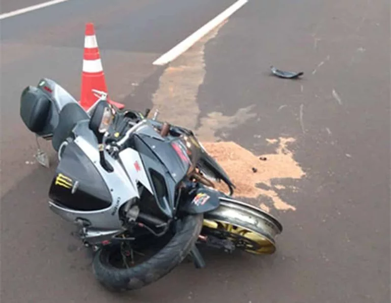 Motociclista é arremessado ao bater na traseira de carro em rodovia de Maracaí — Foto: Divulgação