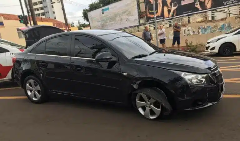 Carro furtado em Palmital é recuperado pela PM depois de perseguição em Assis (Foto: Reprodução/Jornal da Comarca)