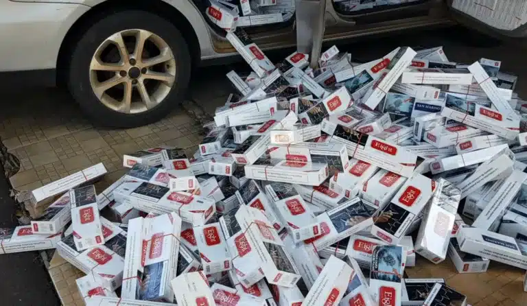 Cigarros serão levados para a delegacia da Polícia Federal de Marília após contagem dos produtos — Foto: Alcyr Netto/TV TEM