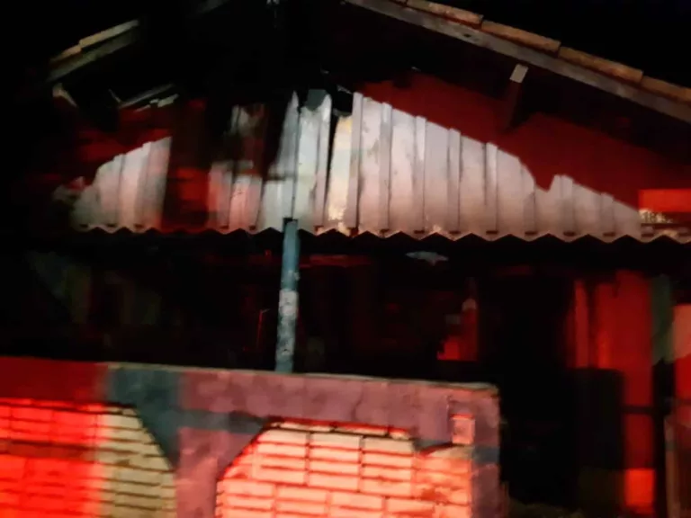 Casa de madeira pega fogo e mobiliza bombeiros em Tarumã — Foto: Corpo de Bombeiros/Divulgação