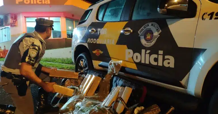 Polícia apreende maconha e skank com passageiras de ônibus em Assis — Foto: Polícia Rodoviária/Divulgação
