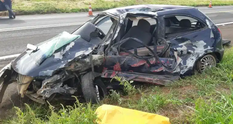 Carro dirigido pelo idoso ficou destruído, principalmente no lado do motorista, local da batida frontal contra a carreta — Foto: Polícia Rodoviária Federal/Divulgação