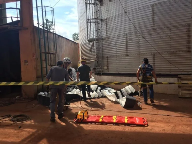 Acidente mobilizou Samu, Corpo de Bombeiros e Defesa Civil (Foto: Divulgação)