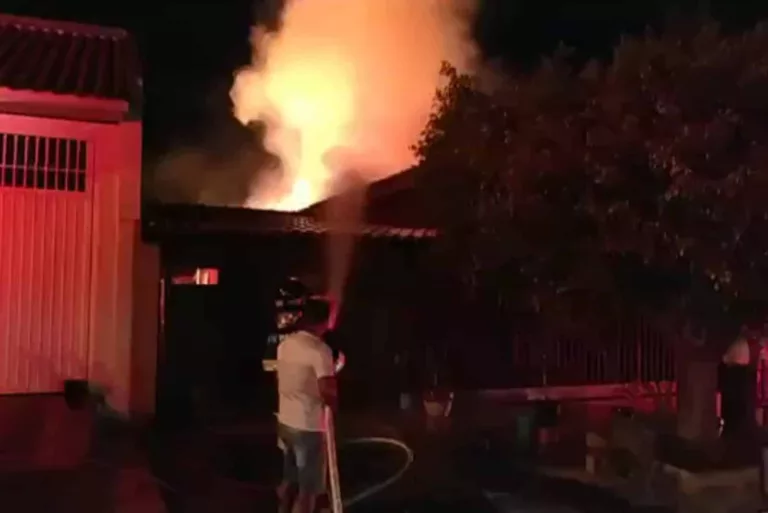 Casa fica destruída após incêndio em Ipaussu — Foto: Repórter na Rua/Divulgação