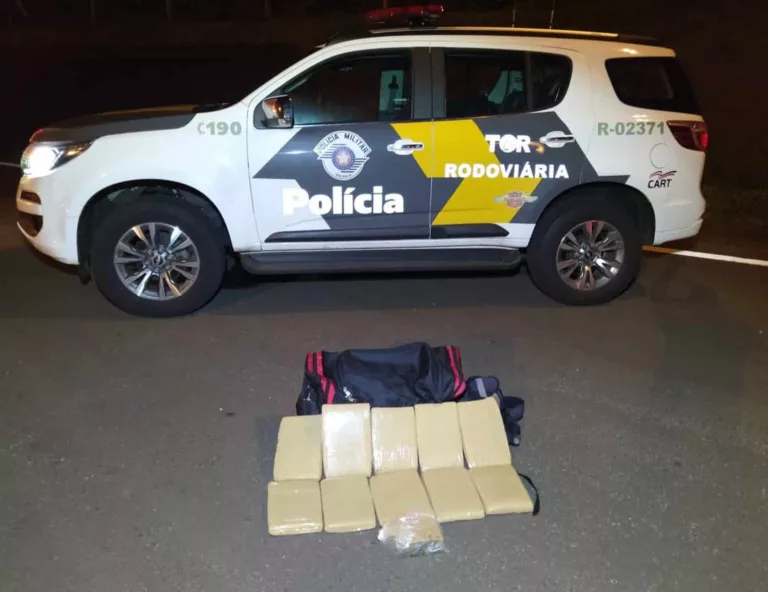 Homem é detido com 10 quilos de maconha escondida na bagagem em Santa Cruz do Rio Pardo — Foto: Divulgação/Polícia Rodoviária