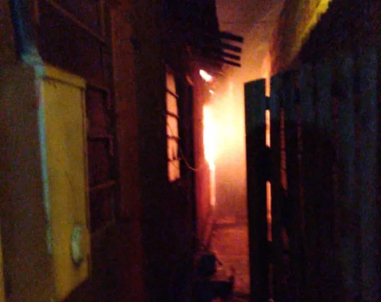 Casa onde morava suspeito de matar menina com 13 facadas pega fogo em Chavantes — Foto: Arquivo pessoal