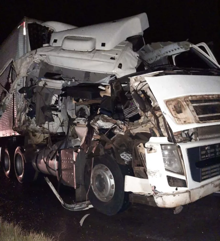 Batida entre dois caminhões deixa um dos veículos destruídos em Assis — Foto: The Brothers/Divulgação