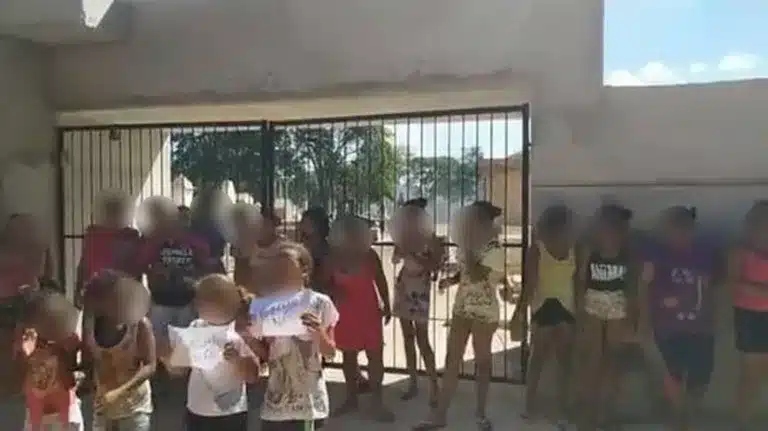 Moradores de Chavantes protestam na frente de cemitério contra enterro de suspeito de assassinar Emanuelle — Foto: Arquivo Pessoal