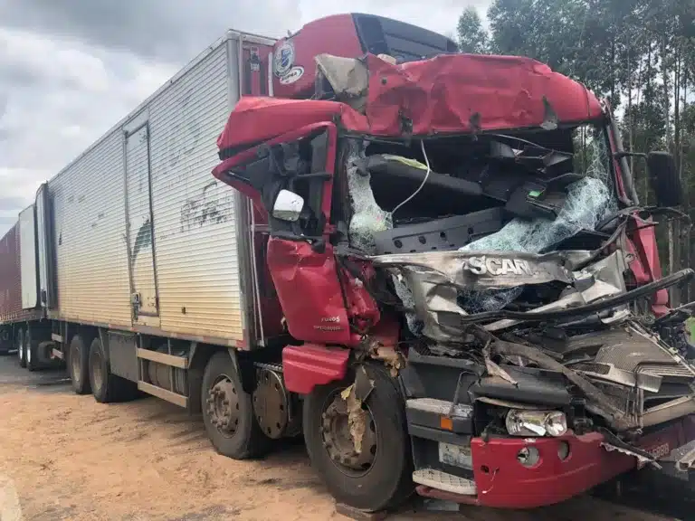 Cabine do caminhão ficou destruída após o acidente na SP-294 entre Oriente e Pompeia — Foto: Indianara Campos / TV TEM