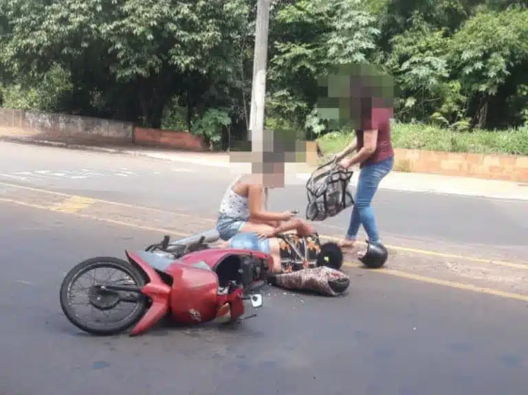 Motociclista fica ferida após acidente no Parque Universitário (Foto: AssisNews)