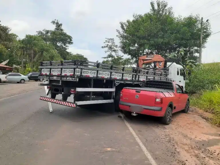 Motorista de caminhonete é socorrido após acidente com dois caminhões em vicinal entre Tupã e Quatá — Foto: Arquivo pessoal/João Trentini