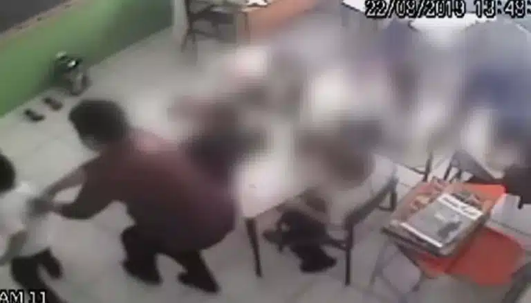 Agressões foram flagradas por câmeras de segurança da escola em Assis — Foto: TV TEM /Reprodução