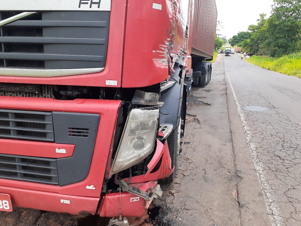Segundo os bombeiros, caminhoneiro teria invadido pista contrária — Foto: Arquivo pessoal/João Trentini