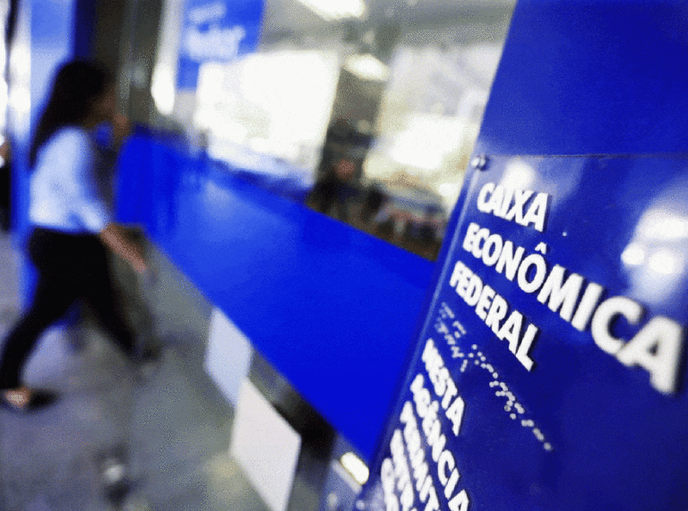 Agência da Caixa: nova tabela reajustou abono de acordo com o novo valor do salário mínimo (Marcelo Camargo/Agência Brasil)