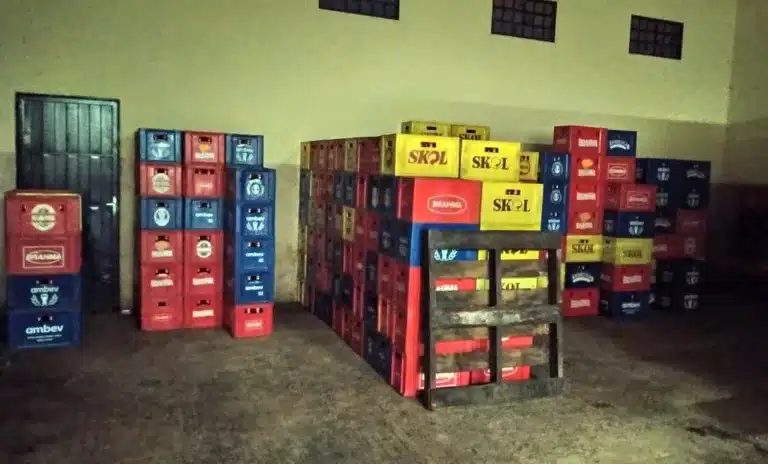 Polícia apreende mais de 16 mil garrafas de cerveja com rótulos falsificados em Ourinhos — Foto: Polícia Militar/Divulgação
