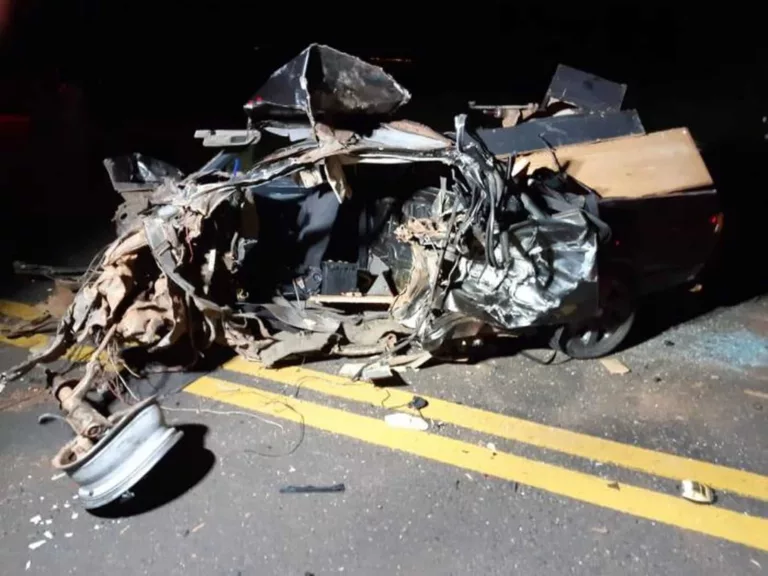 Carro ficou destruído após a batida frontal em Marília — Foto: Arquivo pessoal