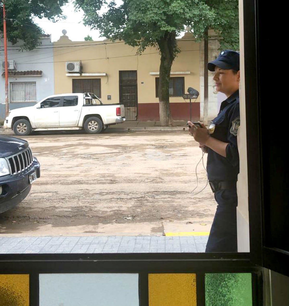 Policiais argentinos permanecem o tempo todo na frente do hotel impedindo a saída do grupo de brasileiros — Foto: Arquivo pessoal