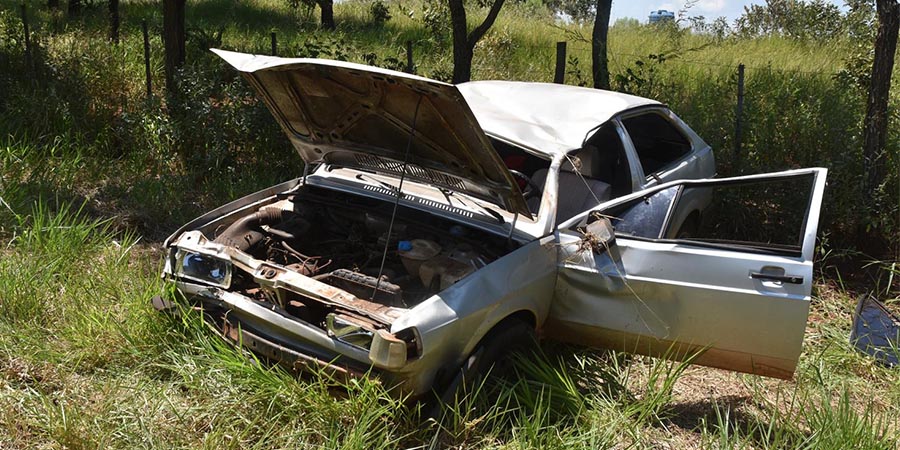 Carro teve várias danificações. Vítimas sofreram ferimentos leves (Foto: Reprodução/i7 Notícias)