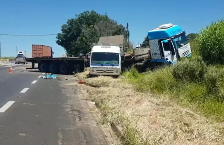 Guincho que transportava caminhão invade pista contrária em rodovia de Marília — Foto: Alcyr Netto/TV TEM