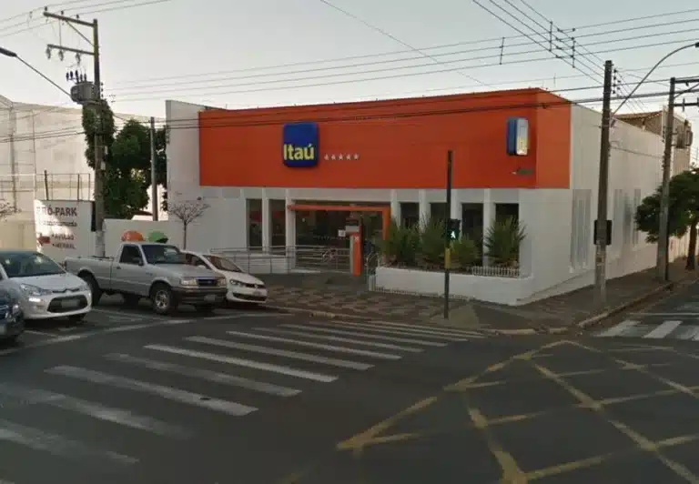 Após casos suspeitos de coronavírus, agência do Banco Itaú em Assis é fechada (Foto: Street View)