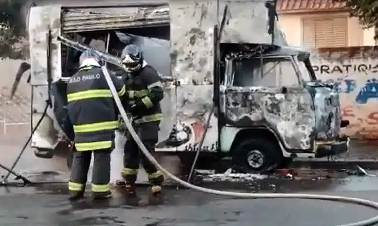 Kombi de lanches pega fogo e mobiliza bombeiros em Ourinhos — Foto: Passando a Régua/Divulgação