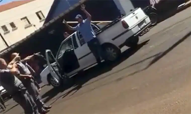 Vítima é arrastada e impede roubo de veículo em Cândido Mota (Foto: Reprodução)