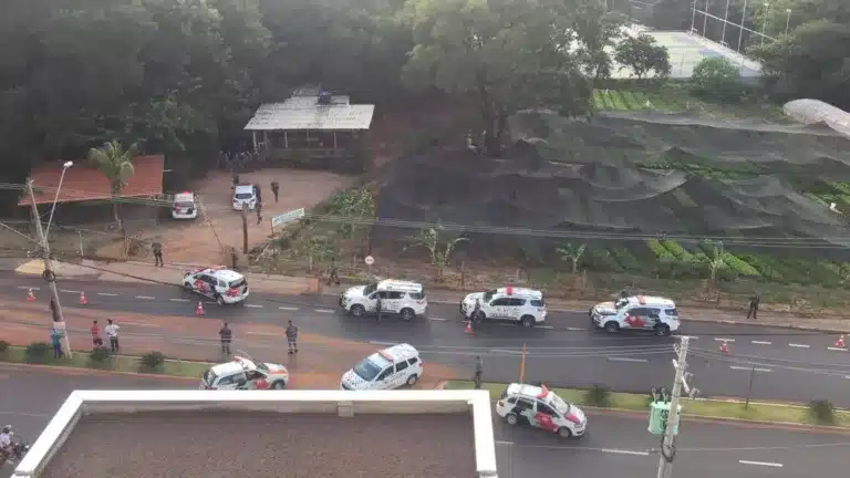 PM foi acionada e deslocou várias viaturas para o local do crime, na avenida Afonso José Aiello — Foto: Arquivo pessoal