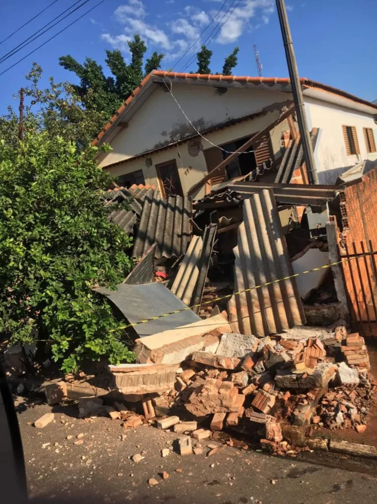 Frente da casa ficou destruída após ser atingida pelo ônibus em Quatá — Foto: Divulgação
