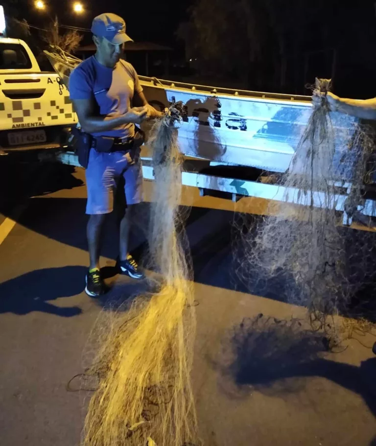 Polícia Ambiental apreende barco com redes de pesca ilegais em Florínea (Foto: Polícia Ambiental/Divulgação)