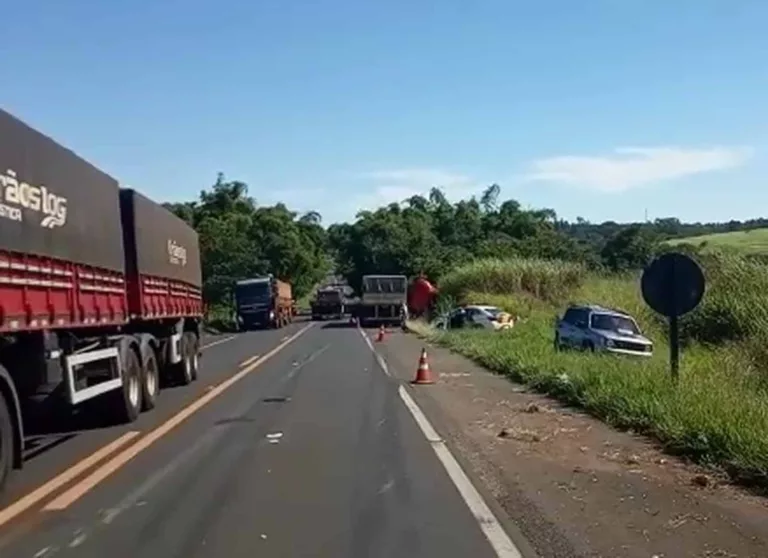 Duas pessoas ficam feridas em acidente com carretas em Quatá — Foto: Polícia Rodoviária/Divulgação