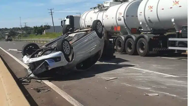 Motorista fica ferido ao capotar carro na Rodovia Miguel Jubran em Assis — Foto: Divulgação