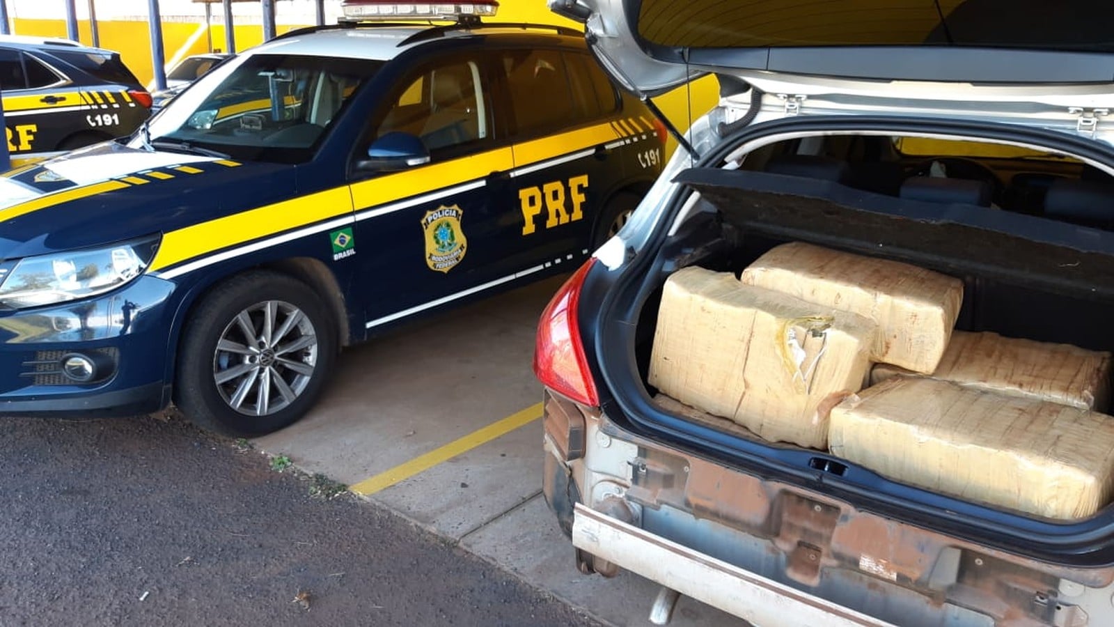 Carro com 500kg de maconha é abandonado em plantação de milho durante perseguição — Foto: Divulgação/Polícia Rodoviária Federal