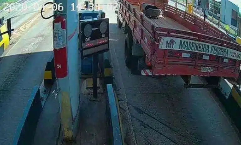 Caminhão roubado em Tarumã é flagrado passando por pedágio (Foto: Reprodução)