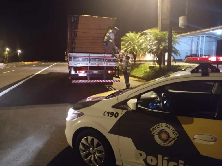 Caminhoneiro é preso por contrabando com cerca de 150 mil maços de cigarros em Ourinhos — Foto: Polícia Rodoviária/Divulgação