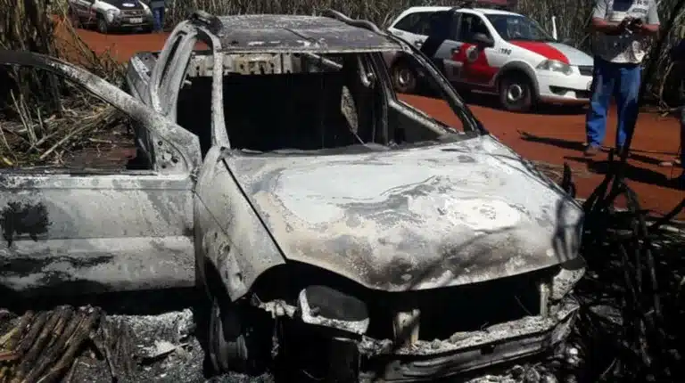 Carro da vítima de homicídio foi encontrado queimado em estrada de Maracaí (SP) — Foto: Divulgação