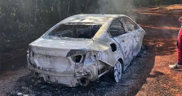 Criminosos atearam fogo no veículo da vítima