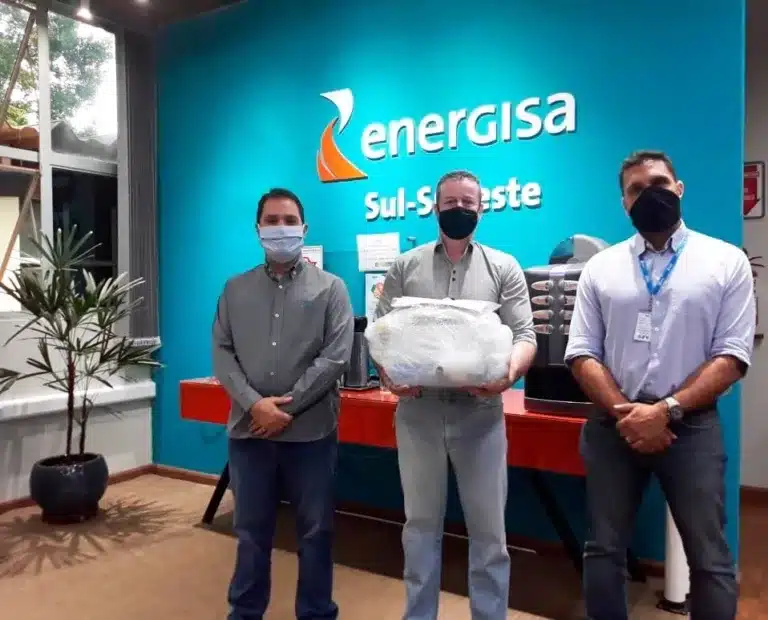 Rodrigo Brandão Fraiha, diretor Técnico e Comercial da Energisa (à direita) e Rodrigo Botelho, gestor de Clientes (à esquerda), realizaram a entrega do equipamento ao representante do hospital, Luciano Galvão de Goes (Foto: Divulgação)