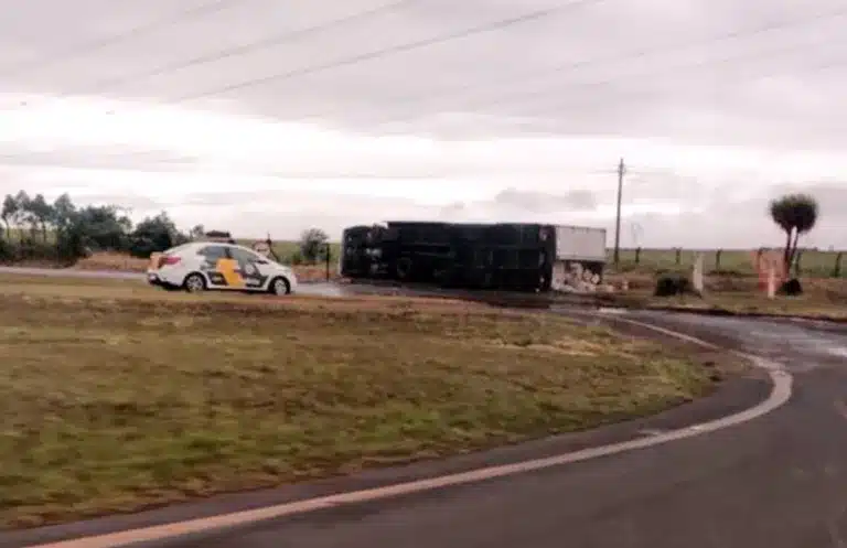 Como o caminhão tombou fora da pista, trecho do trevo de Cândido Mota não precisou ser interditado — Foto: The Brothers/Divulgação
