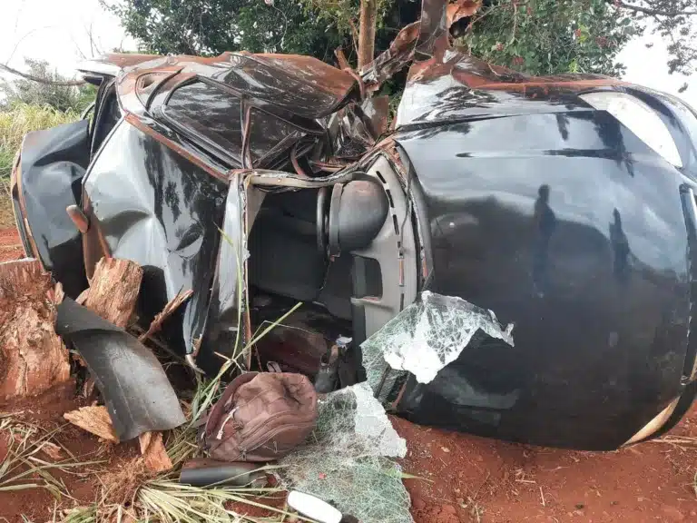 Carro ficou destruído após capotar várias vezes — Foto: Arquivo pessoal