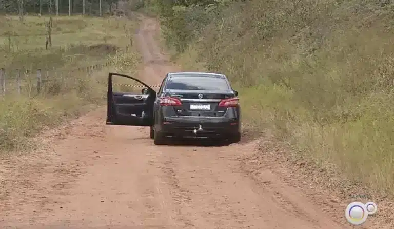 Carro onde as vítimas estavam foi abandonado pelos criminosos em Santa Cruz do Rio Pardo — Foto: TV TEM/ Reprodução
