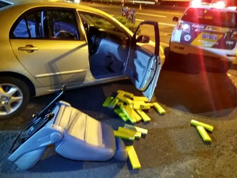 Droga estava em um carro com placas do Paraná que foi abordado em Florínea — Foto: Polícia Rodoviária / Divulgação
