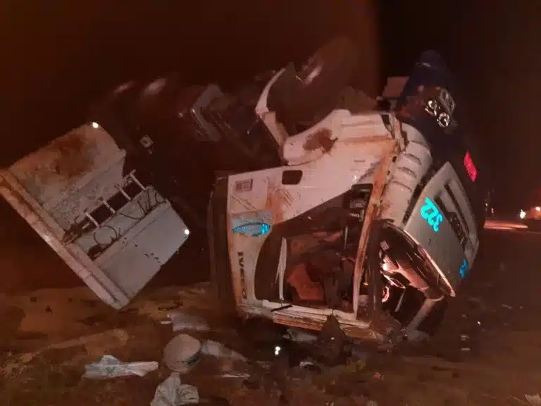 Carreta com soja tombou na rodovia em Florínea — Foto: Guilherme Dias / Arquivo pessoal