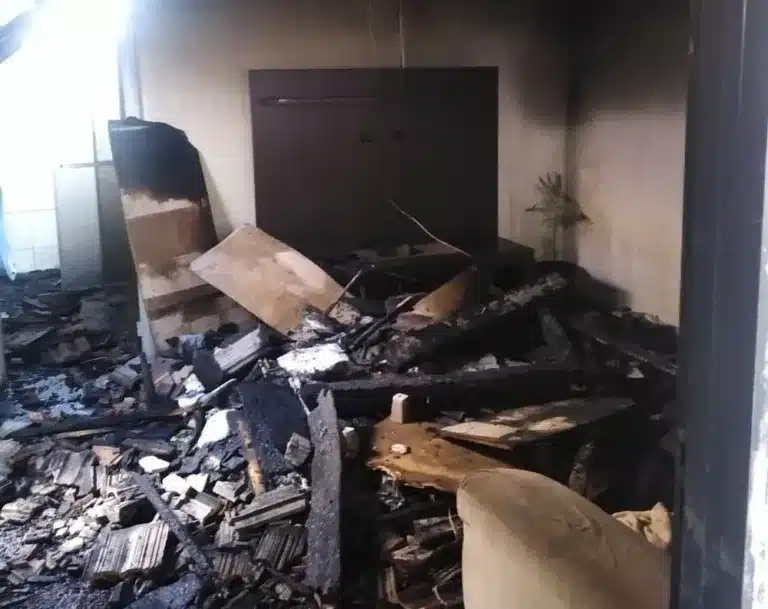 Incêndio atingiu a casa na Vila Ribeiro em Lins e matou bebê de 8 meses (Foto: J. Serafim / Divulgação)