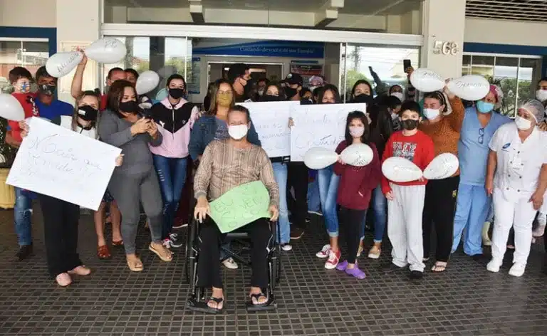 Edimilson recebeu alta da Santa Casa de Paraguaçu com direito a uma grande festa (Foto: Manoel Moreno/i7 Notícias)