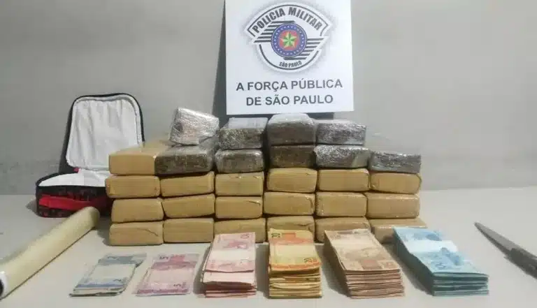 Os tabletes de maconha e os quase R$ 18 mil estavam dentro de uma casa de Assis (Foto: Polícia Militar/Divulgação)