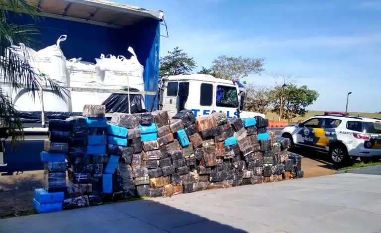 Carreta levava em meio à carga de farelo trigo um carregamento estimado em cerca de duas toneladas de maconha; destino era a capital paulista (Foto: Polícia Rodoviária/Divulgação)