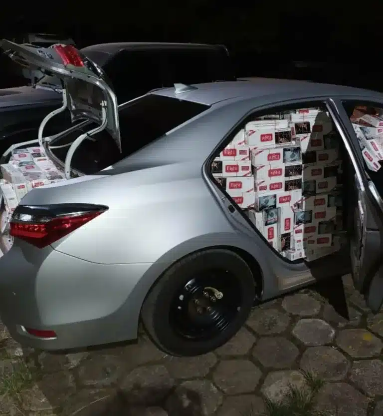 Polícia apreende carro dublê com diversas caixas de cigarro do Paraguai em Assis — Foto: Polícia Militar/Divulgação