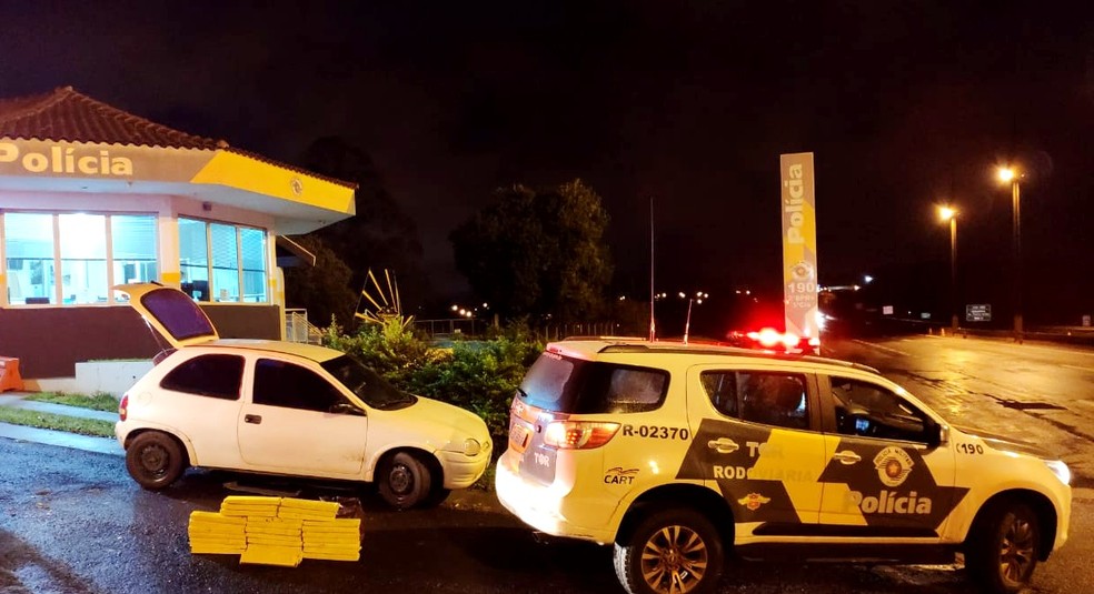 No total, as mulheres transportavam no carro 30 tabletes de maconha que pesaram 39,5 quilos (Foto: Polícia Rodoviária/Divulgação)